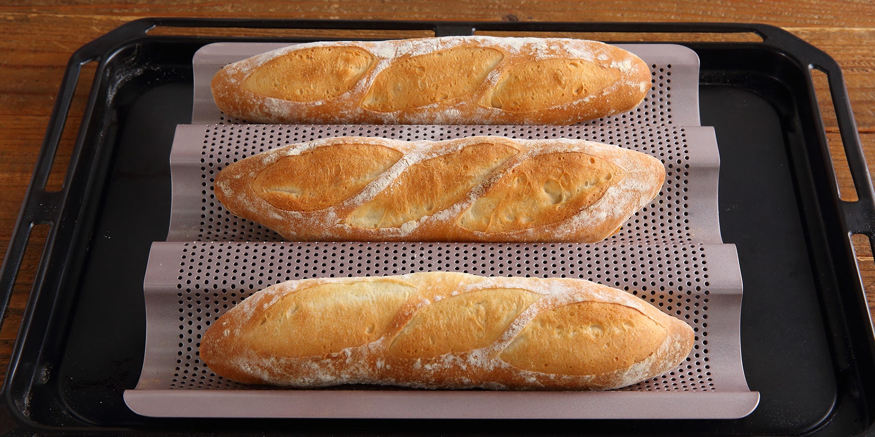 パン屋さんみたいな仕上がりに！フランスパン天板の使い方 | パンの