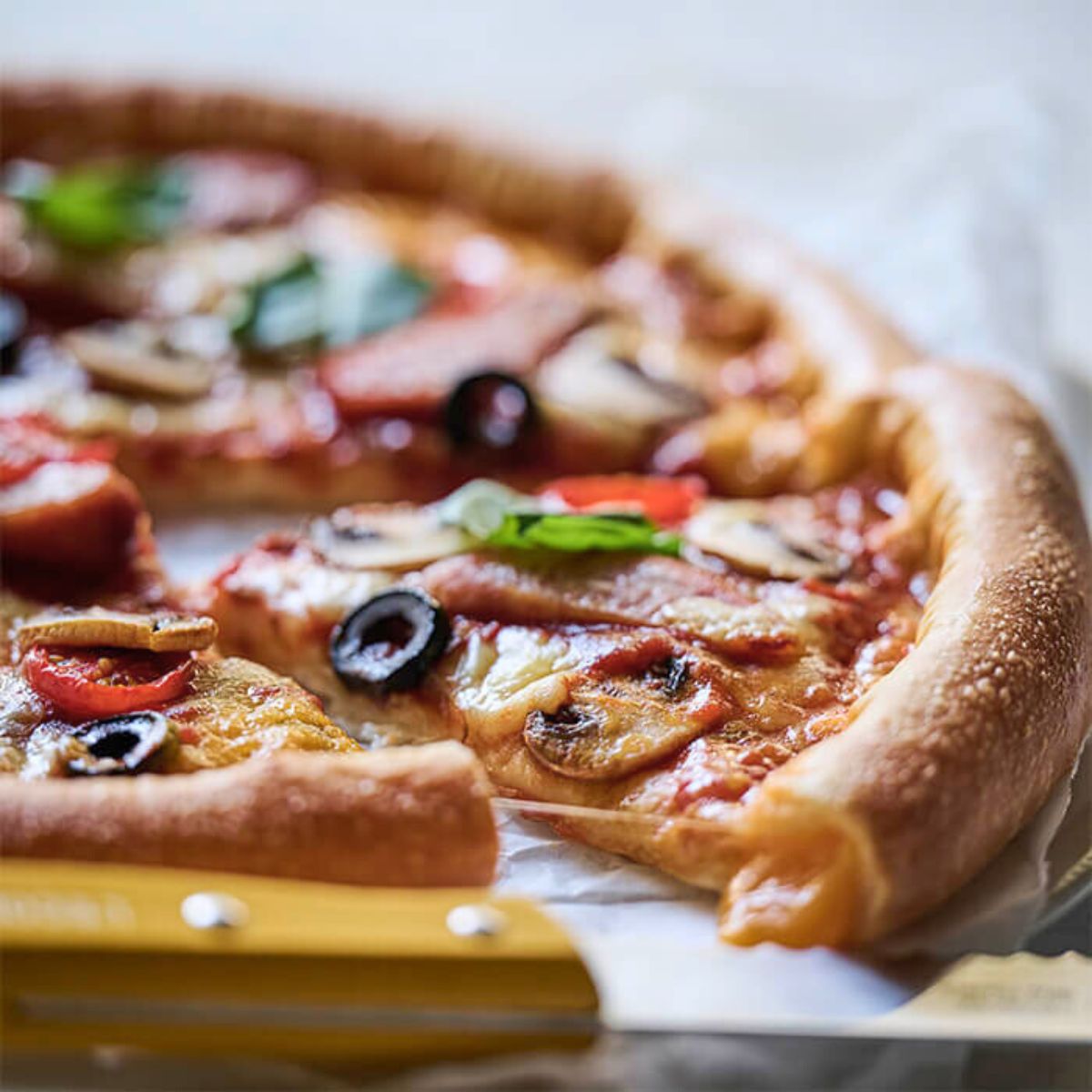 ポルチーニとソーセージのピザ